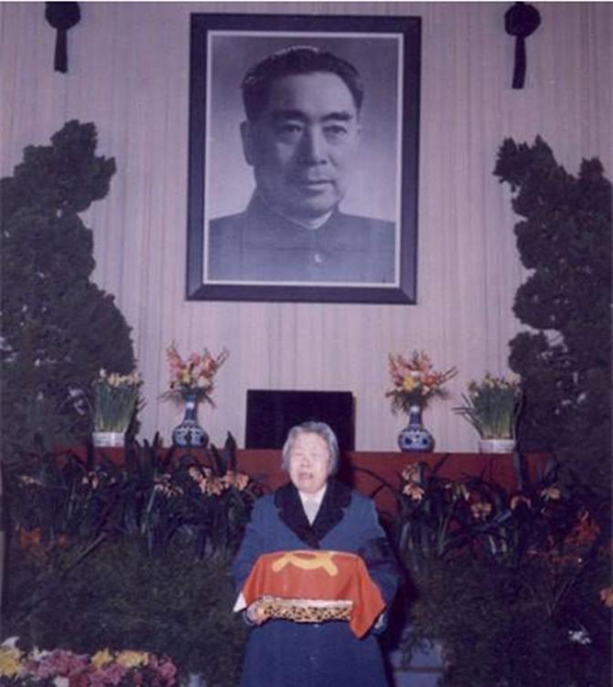 周总理病逝后，73名工人连夜缝制棉袄寄给邓妈妈，*颖超邓**寄去30元