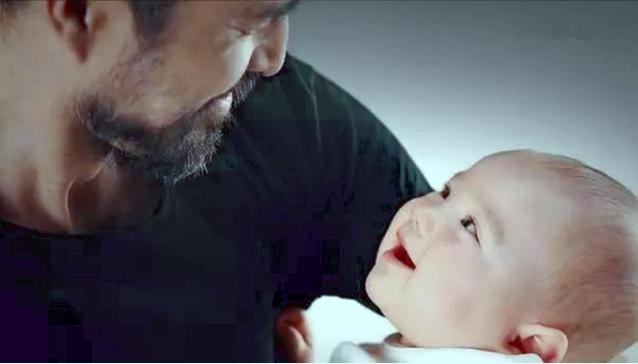 婴儿刚出生为啥要哭着抱,宝宝生下来为什么会竖着抱