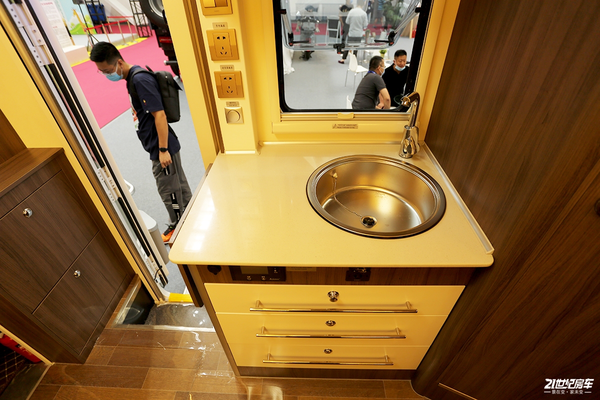 最新上市中天领航者c型房车,中天房车领航者c型二手价格