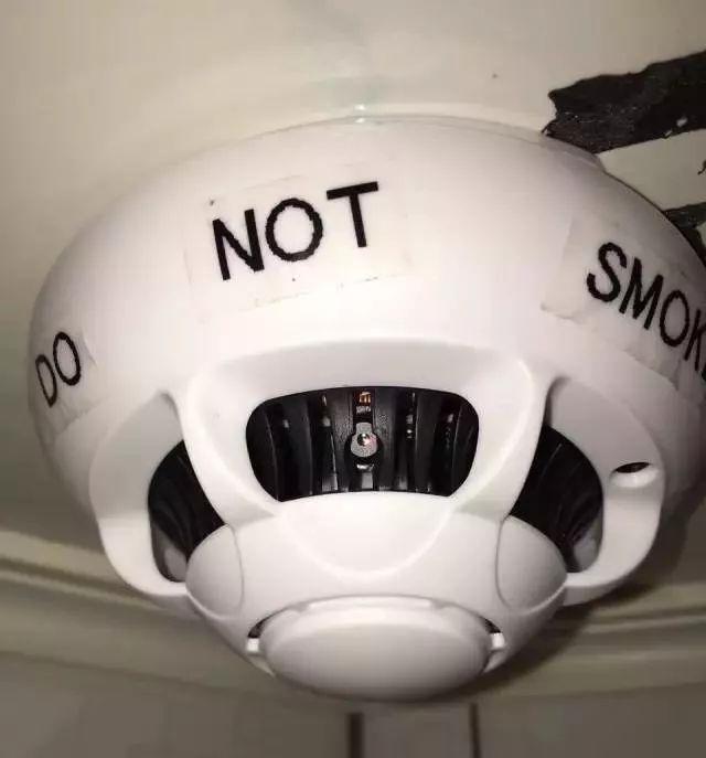 别脱，床边有个摄像头！*拍偷**产业链下，中国人再无隐私