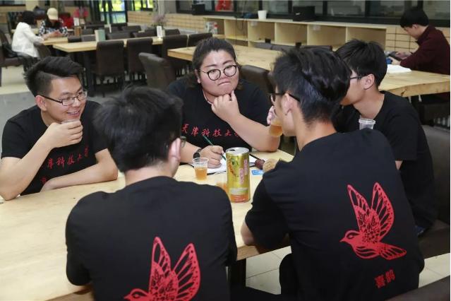 醉了!95后女大学生创业:1天卖100多桶酒,指导老师都喝胖10斤