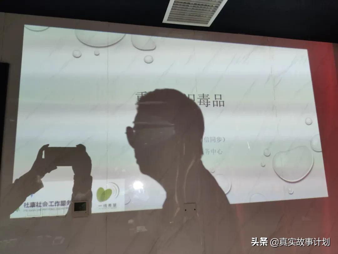 我在社区帮忙的一天,我在社区当社工