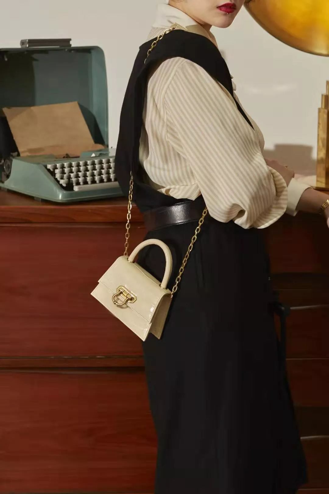 鼠年的女人买什么色的包包好,大牌鼠年限量款包包