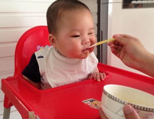 给宝宝喂米粉，家长常犯4个错误，自以为对宝宝好，其实伤害不小