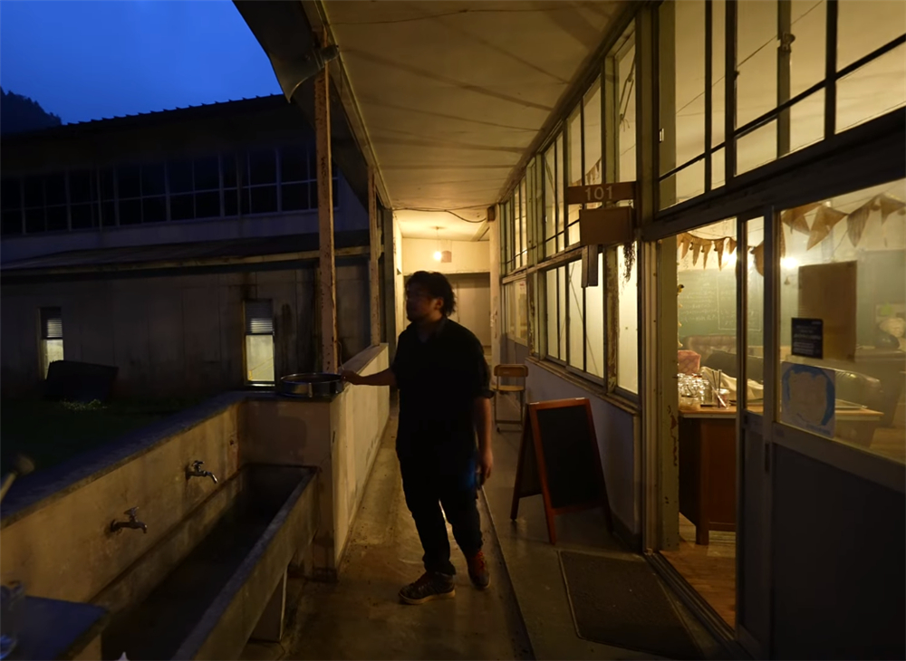 80后小伙回荒废十年的农村大学,80后小伙回荒废10年农村大学