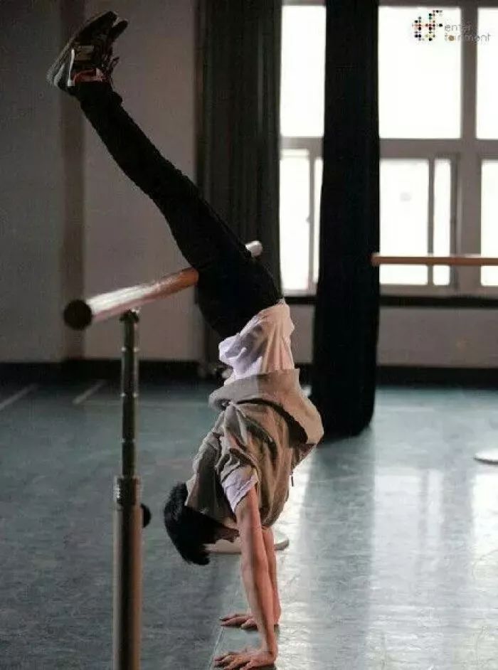 易烊千玺从小鲜肉到晋升影帝,易烊千玺的流量惊呆老前辈