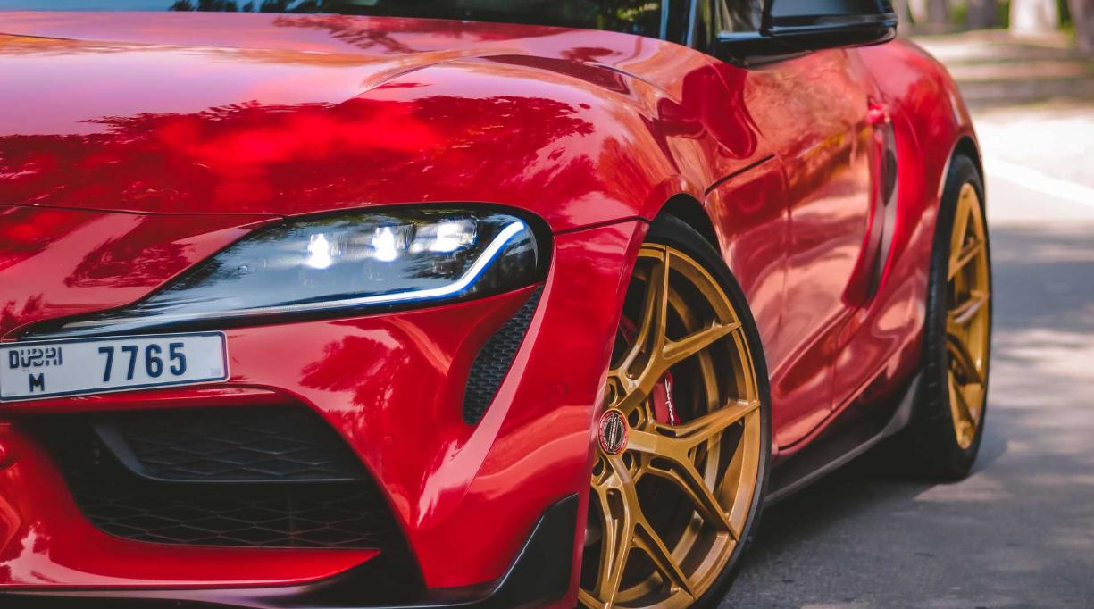 丰田SUPRA搭配金色沃森车轮：看起来很有*伤杀**力