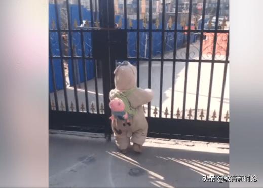 宝宝宅家太久，背上书包想出去玩，他拉铁门的样子，看起来很失望