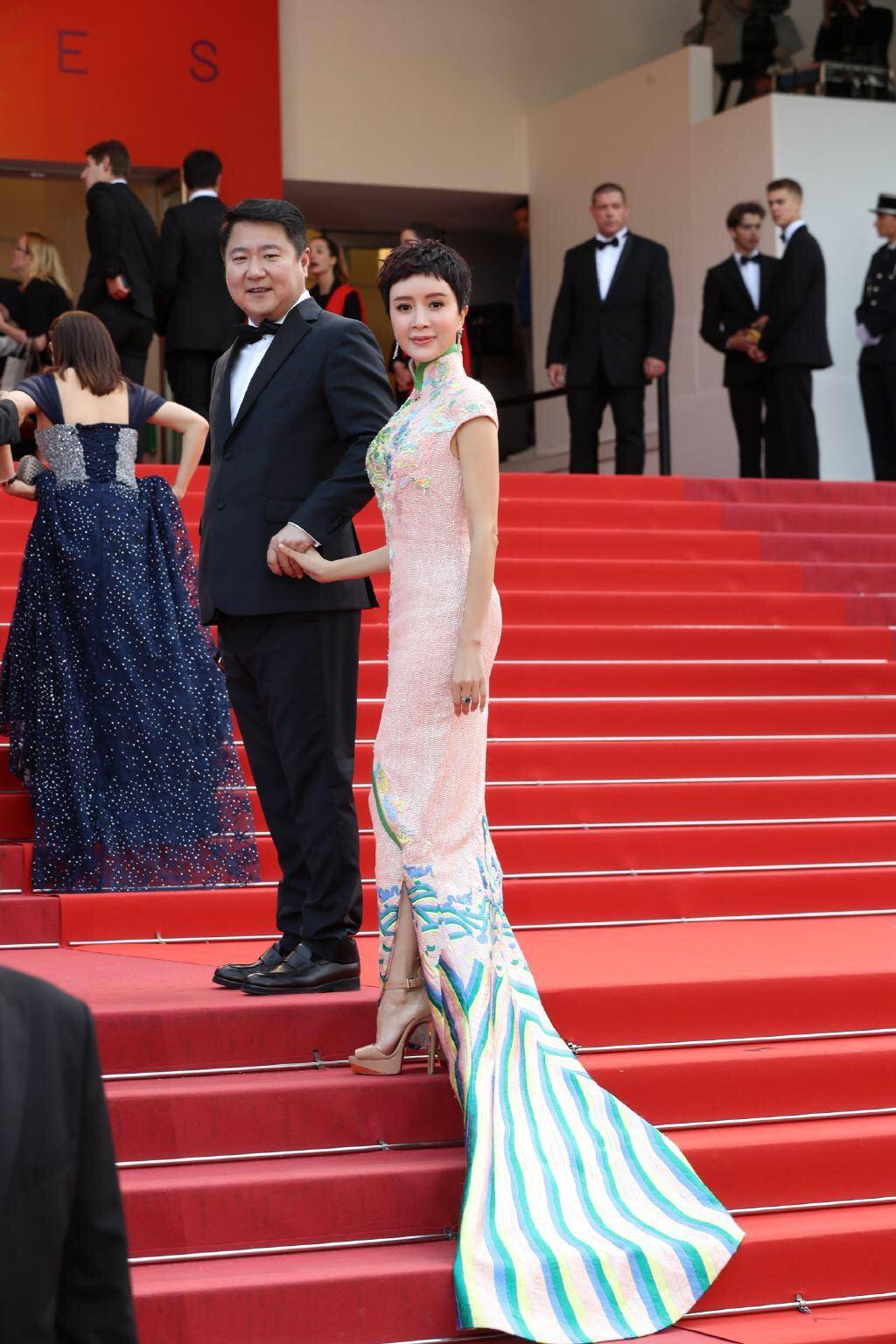 金巧巧被蹭红毯,金巧巧红毯