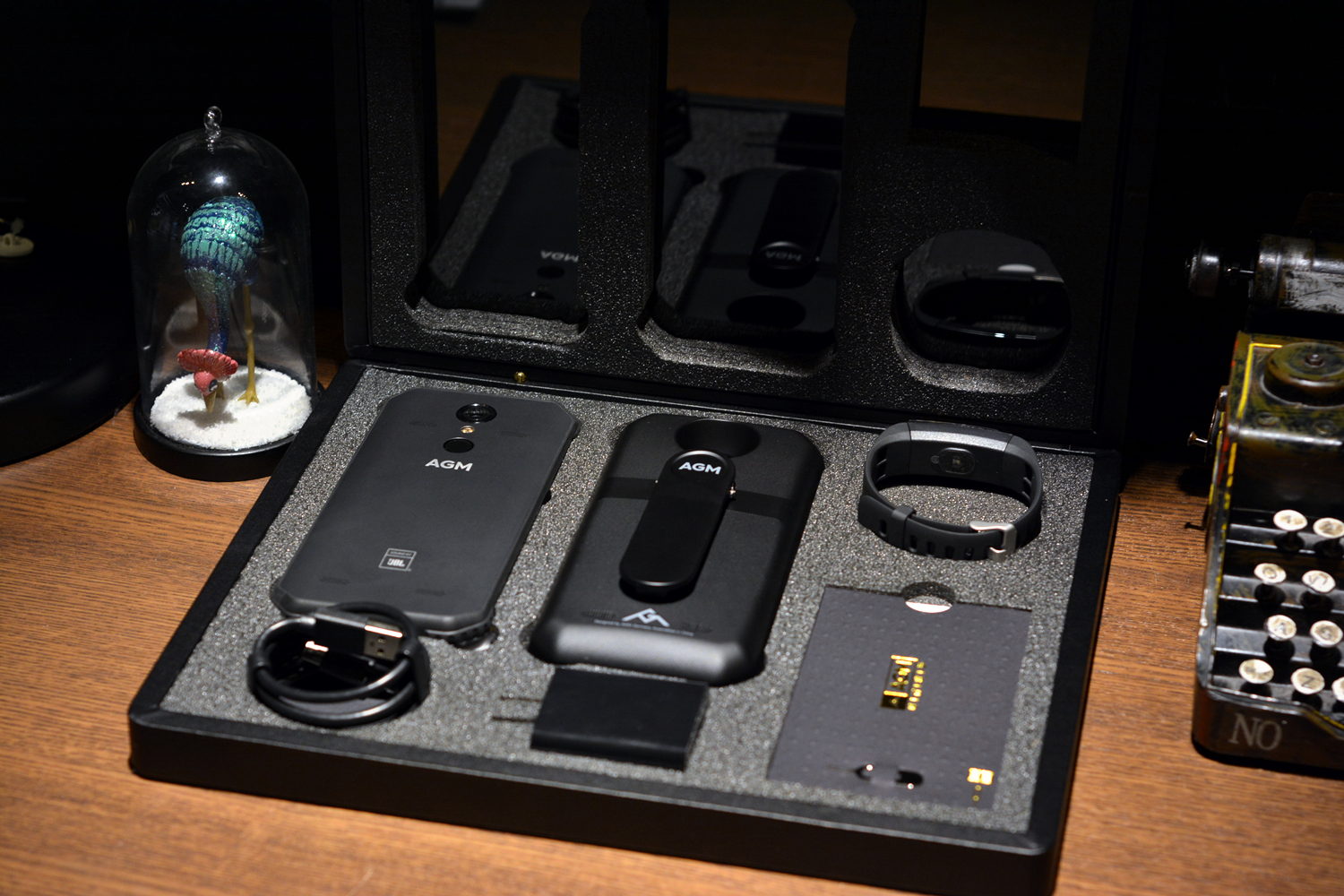 AGMH1手机:不怕摔,不怕水,能待机20天,父母最爱?