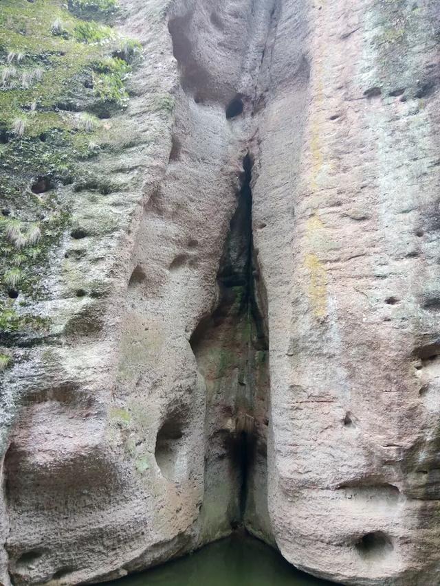 一个让人流连忘返的地方，山清水秀，只需要坐在河边发呆就行。