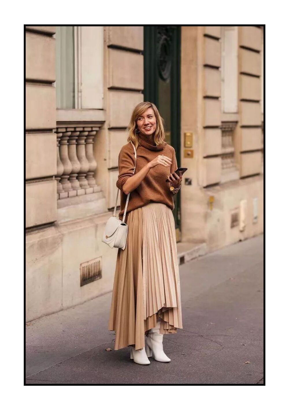 黑色和深咖色哪种颜色适合秋冬穿,浅的奶茶色在冬天里穿颇显氛围感