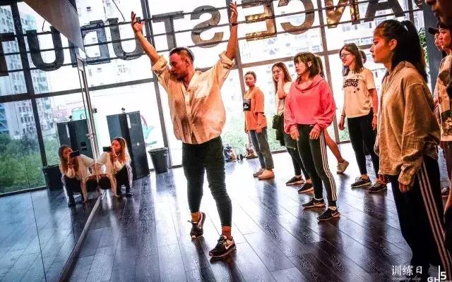 街舞专业动作术语与手势，燃燃燃！！！