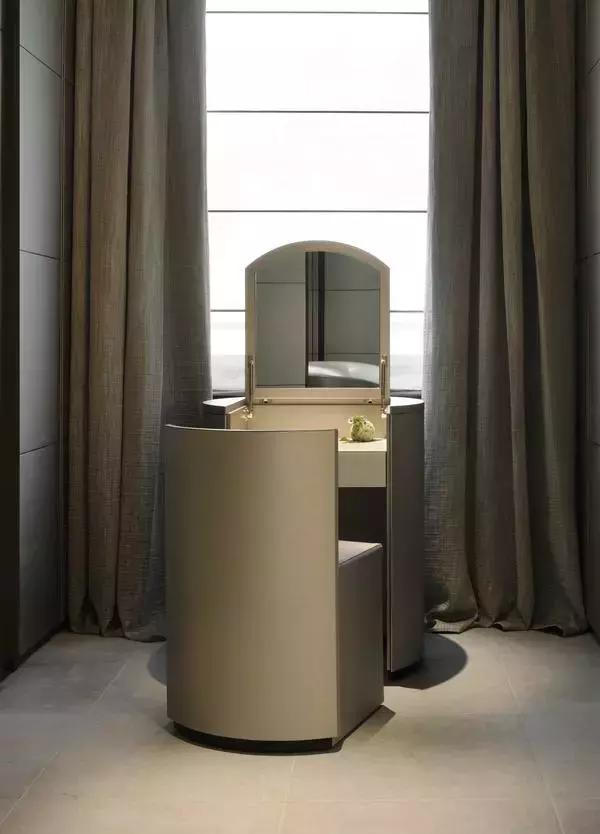 乔治阿玛尼设计师设计风格,被娱乐圈耽误的设计师