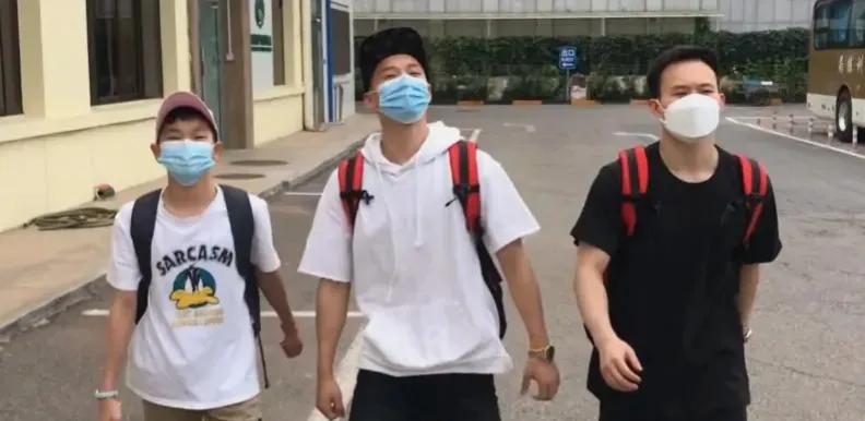 好姑娘！全红婵收获巨额奖金后选择25元上衣，送闺蜜礼物“壕气”