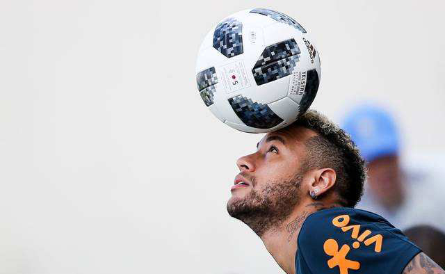 头顶足球不痛吗,头顶足球