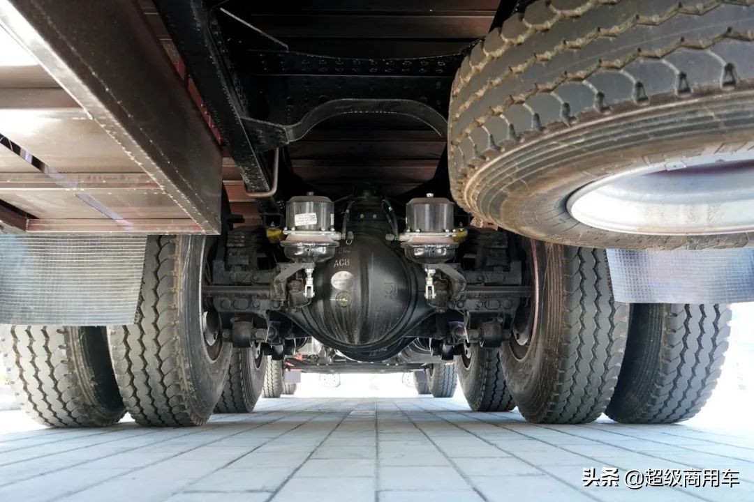 前桥打孔福康国*4六**40马力欧曼EST8x4高栏载货车