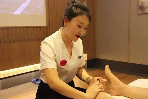 河南老板开养生馆，足疗免费做还能年赚160万？这老板套路太深了