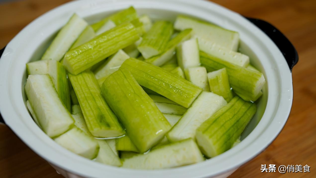 炒丝瓜如何不让丝瓜发黑,炒丝瓜怎么才能不出汤