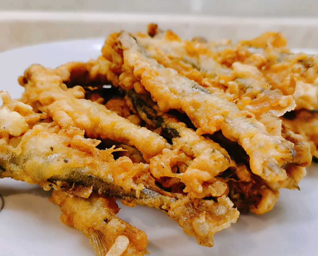 炸小鱼时，用什么挂糊很重要，学会这个方法，出锅外酥里嫩，真香