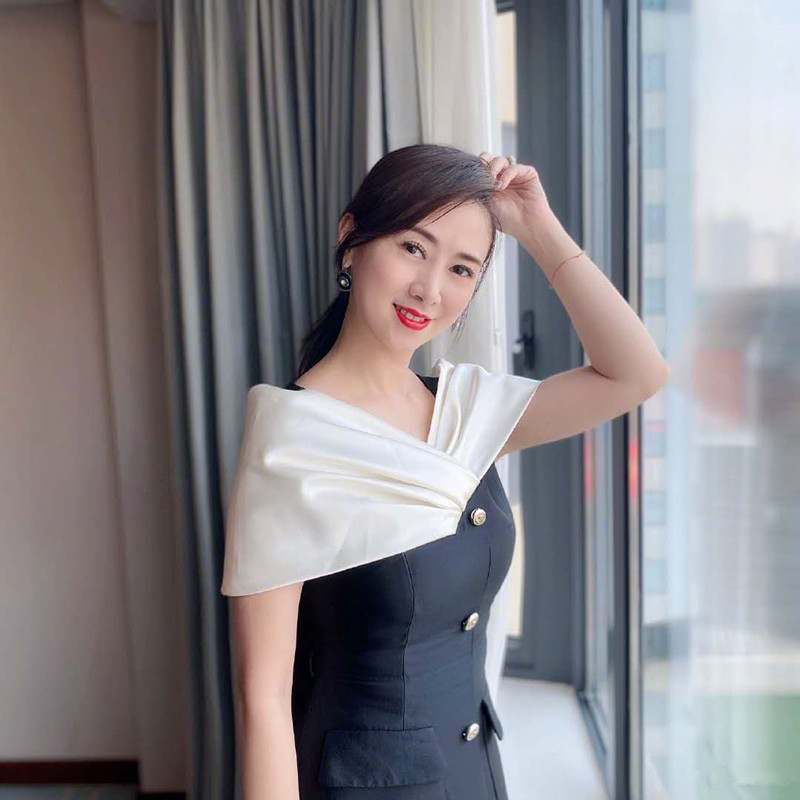 52岁翁虹迷人照片,52岁翁虹身穿连衣裙好优雅