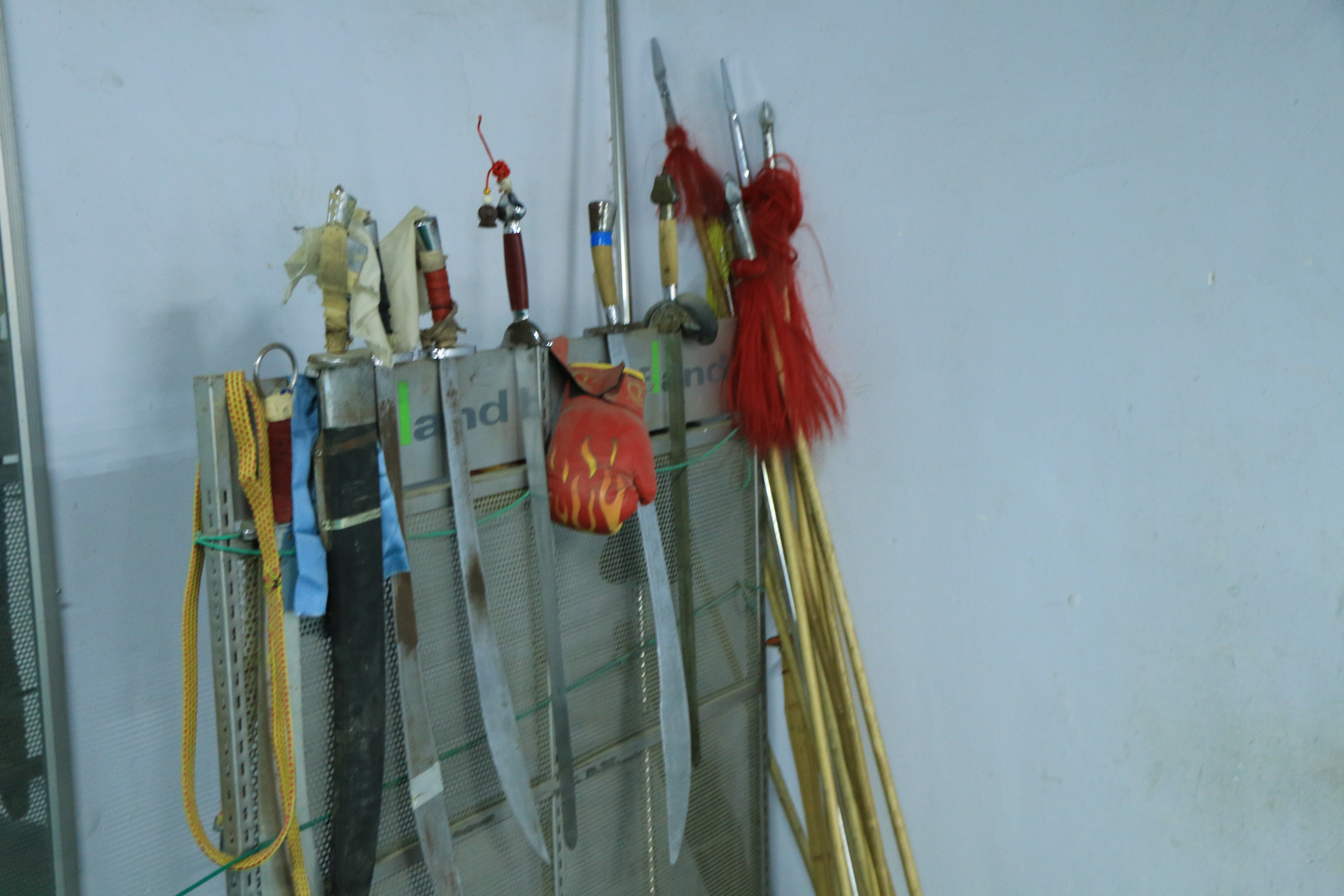 传统武术打不过格斗,飞檐走壁只是电视里唬人的?学武术的人越来越少,20年后,恐怕就没有人练了!