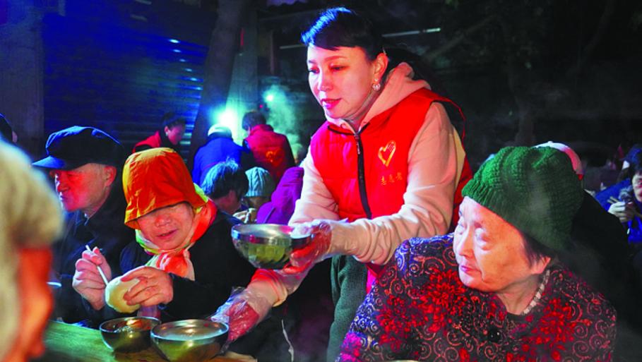 暖心企业家陈笑办爱心粥屋温暖困难群体