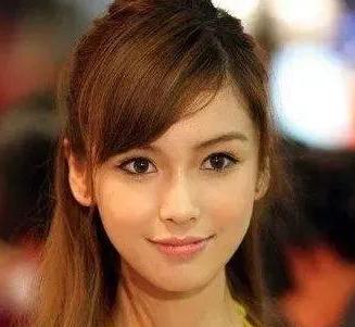 杨颖黄晓明最开始照片,杨颖靠黄晓明火的前后