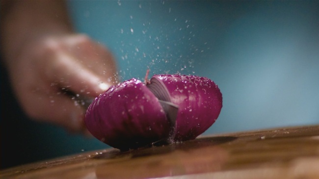 切洋葱怎样避免泪流满面,洋葱一层层剥开却能让你流泪