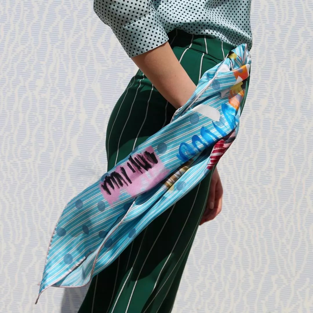 一条丝巾有多种搭配方法,丝巾的十种搭法