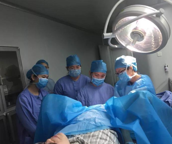 顺产后医生给掏出血怎么回事,顺产后医生为什么用手掏肚子