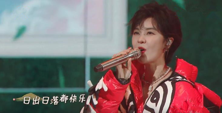 暖心郁可唯唱歌,郁可唯羽绒服蓝色