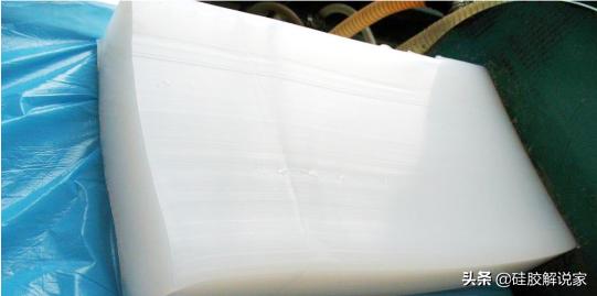 硅胶发黄是什么导致的,硅胶材质容易变黄吗