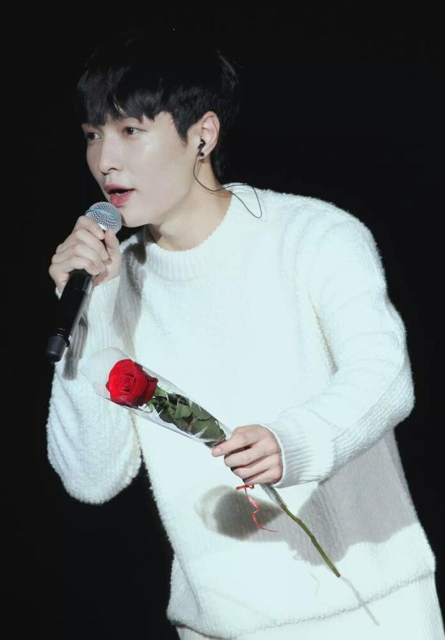 10位爱豆同时送花给你,你会选谁?网友:除了第十个,我全都要