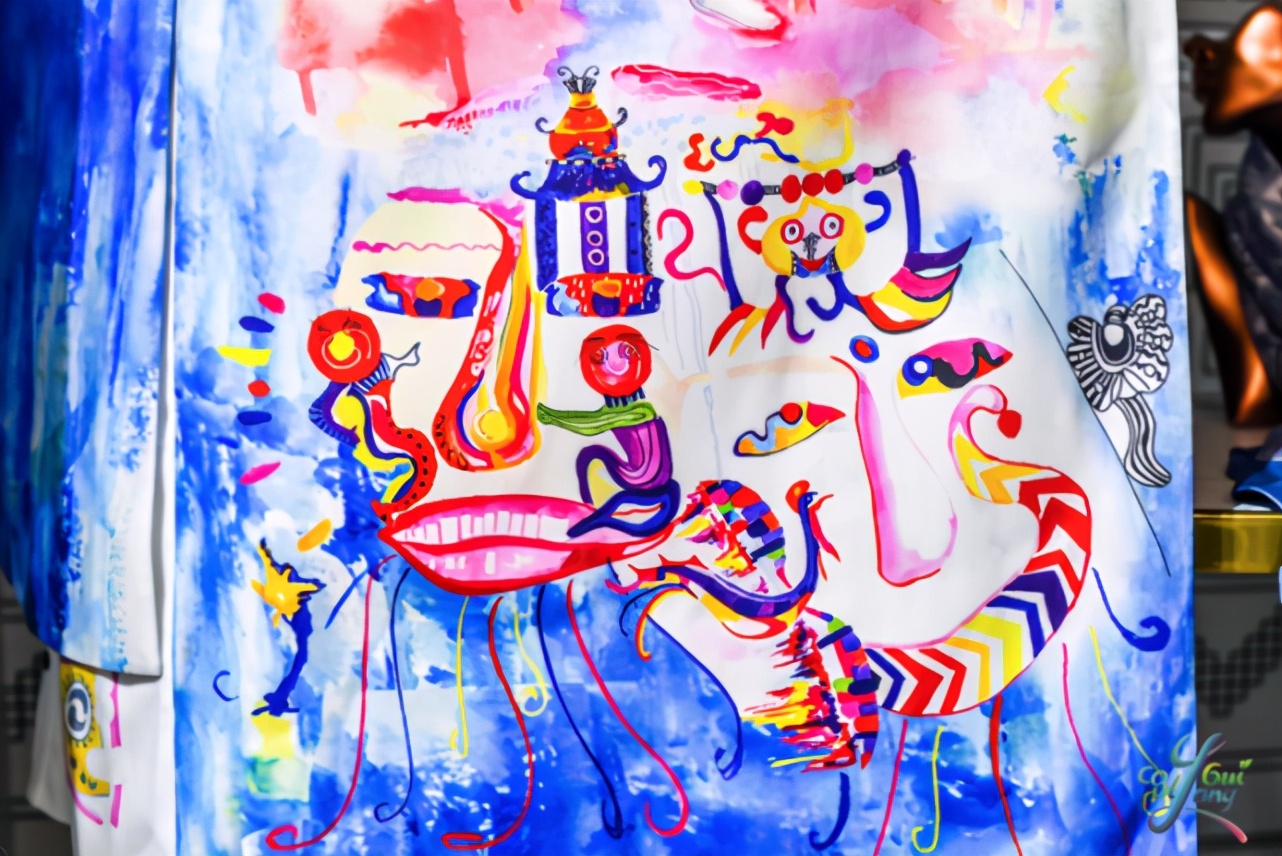 多彩进博会：老干妈走上时装周、苗绣碰撞爱马仕、贵银遇见…