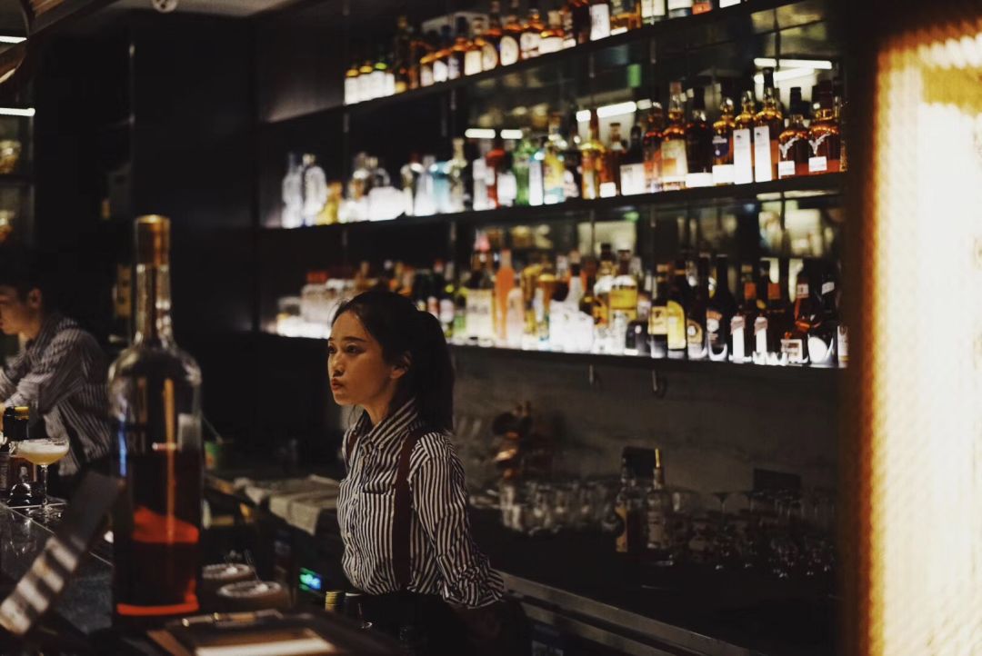 在110㎡空间里创造了两个世界，成都这个酒吧允许你上班时饮酒