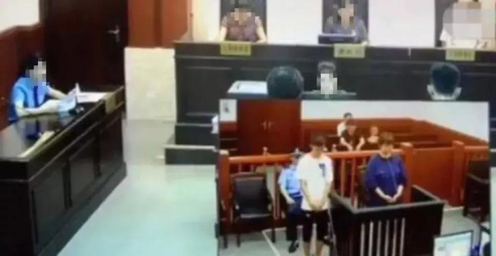 网监点名虎牙新闻主播,网红主播被警察拦下来