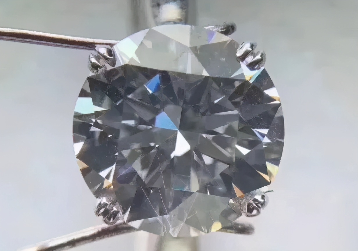 中富婆婆比利时花80万买5克拉白钻,回国一鉴定只值8块?