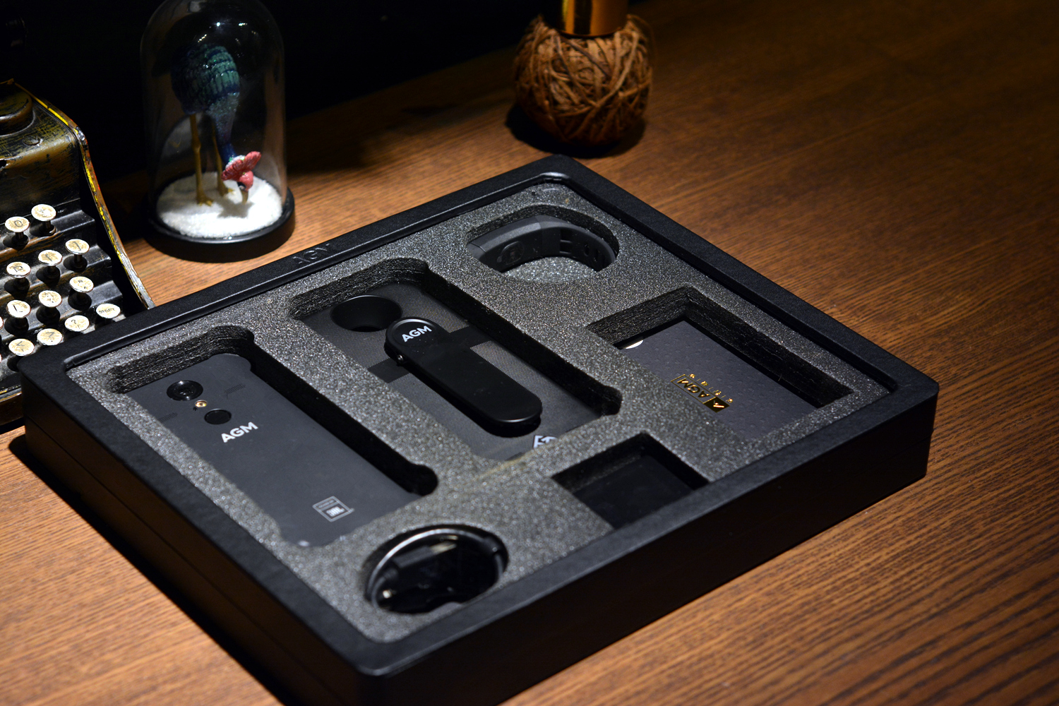 AGMH1手机:不怕摔,不怕水,能待机20天,父母最爱?