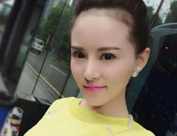 被拆家门抵债，为初恋写书？“拼命三娘”谢娜忘不了的苦甜往事