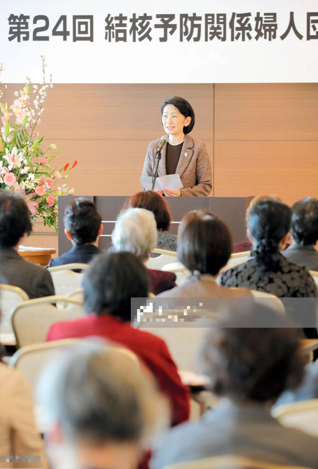 日本纪子妃总是好高调！棕色粗花呢子套装超美，和雅子平分秋色啊