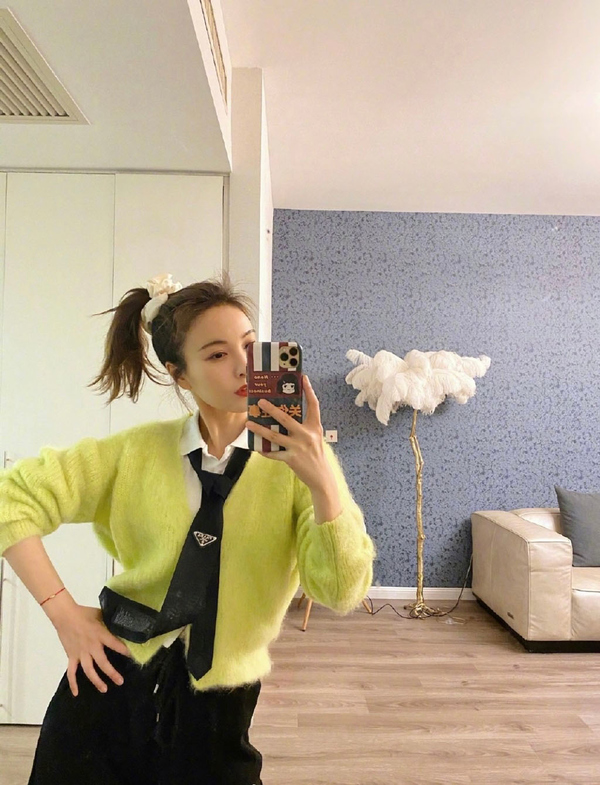 吴昕真的是越来越懂打扮了,吴昕晒新照服装红黑配