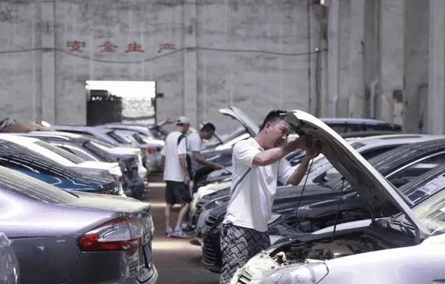 郑州暴雨市民车全部被淹崩溃大哭,郑州暴雨车子被淹