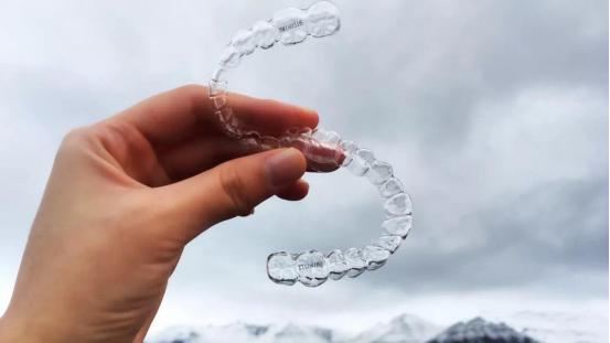 吃饭时隐形牙套要摘吗,怎么正确的摘隐形牙套