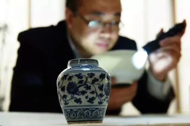 瓷器上做旧的变色气泡是什么样的,瓷器做旧可以用茶水和碱混合液吗