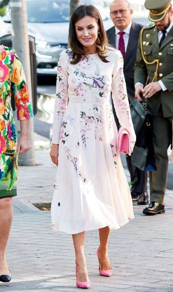 西班牙王后莱蒂西亚着装2019,西班牙王后莱蒂齐亚优雅穿搭