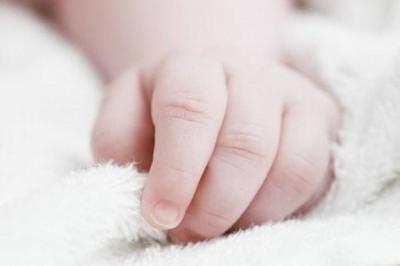 千辛万苦保胎生下孩子,生孩子顺产都要用手剥胎盘