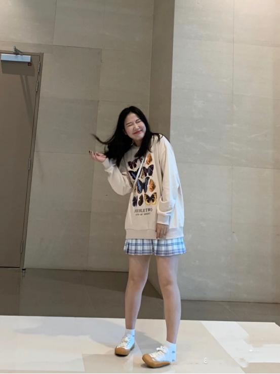 大码显瘦春季长款风衣搭配,时尚长款风衣搭新款牛仔裤