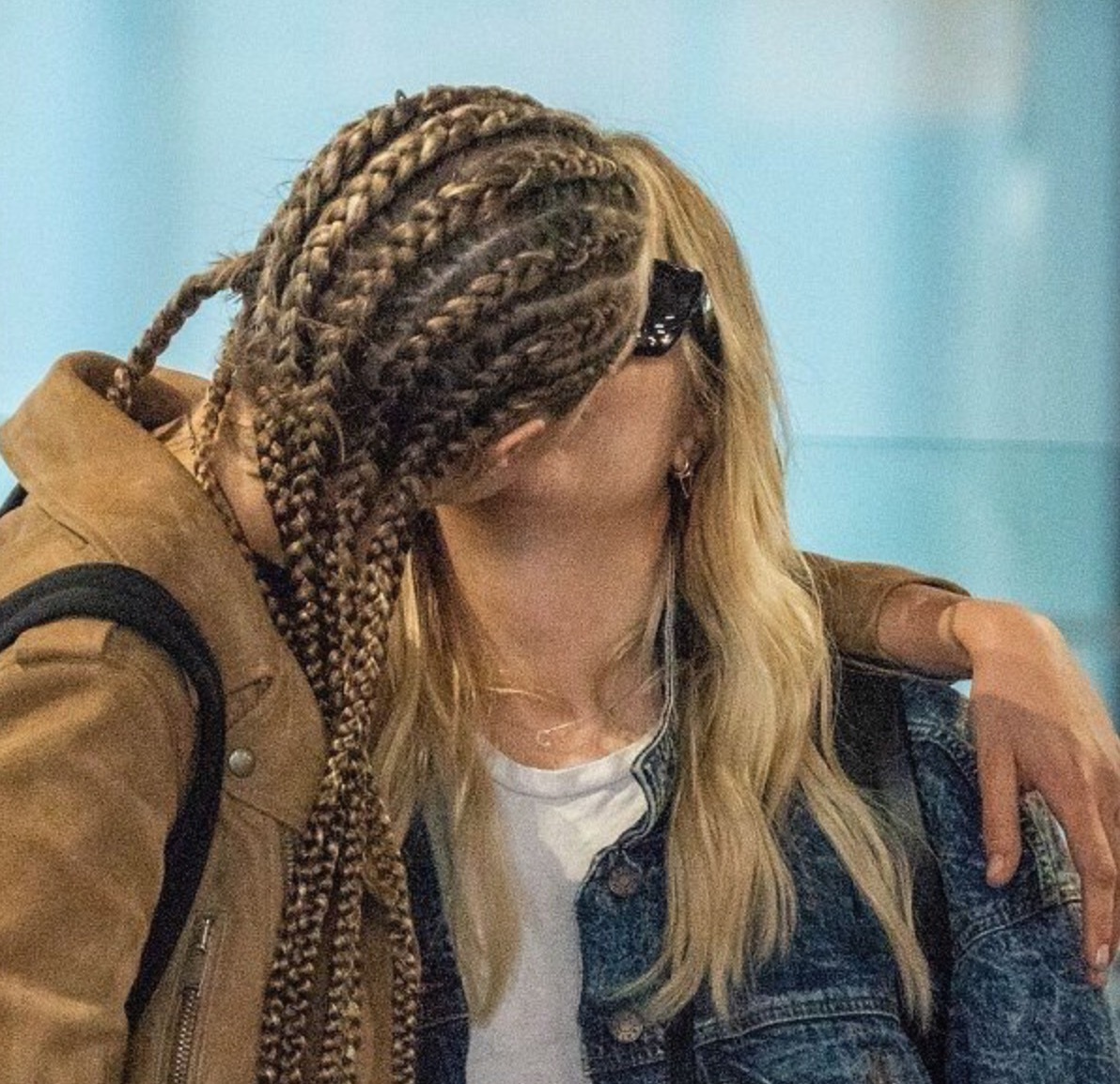 甜!英国贵族超模爱上美国女演员,机场热吻,狂撒狗粮