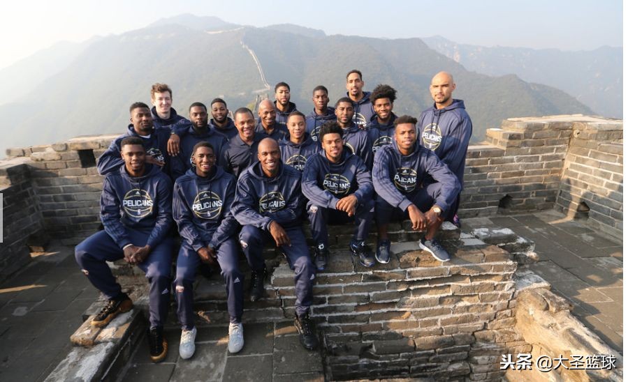 在万里长城面前NBA球星也秒变小粉丝邓肯穿CBA羽绒服爬长城
